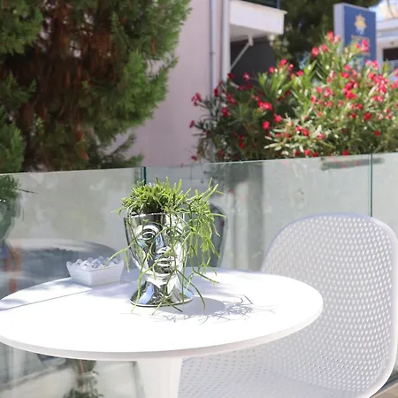 Mona Lisa Daire Pefkochori