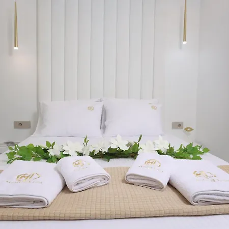 Mona Lisa Daire Pefkochori